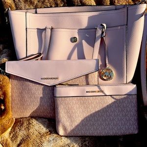 Beautiful bag has only been used once